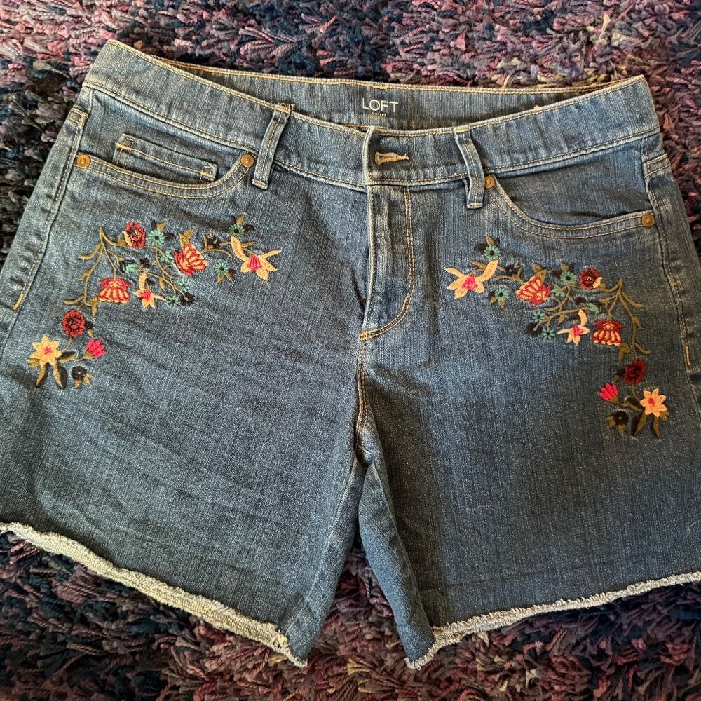 Anne Taylor Loft Shorts Women's 4 Denim Roll Embroidered Floral Boho Cut Offs